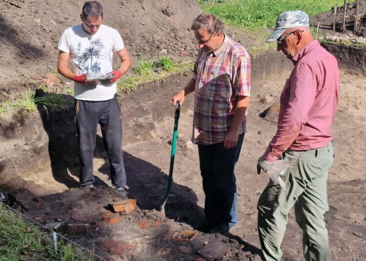 Mokslininkai per kelerius metus nuosekliai perkas visą būsimos statybvietės vietą.