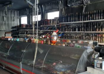 Per gaisrą išsilydė parduotuvės lubos, aprūko patalpos ir prekės, sugadinta įranga.