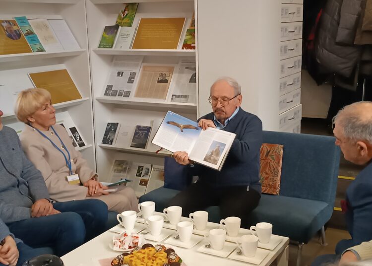 Iš Anykščių rajono kilęs biomedicinos mokslų daktaras, literatas, fotografas ir gamtos puoselėtojas dr. Bronius Šablevičius penkiolika metų tyrinėjo itin retus paukščius – erelius žuvininkus.
