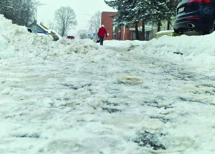 Anykščių miesto gatves ir šaligatvius prižiūrinti bendrovė „Ecoservice projektai“ turėjo daug darbo, sniegą teko stumdyti ir sutemus.