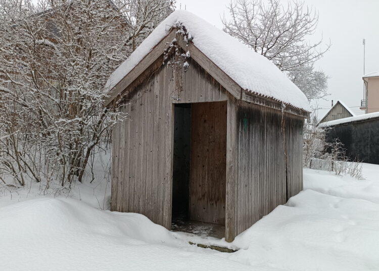 Jei būtų priimtas sprendimas šį lauko tualetą Kavarske nuversti, vietoj šio archajiško statinio žadama pastatyti biotualetus.