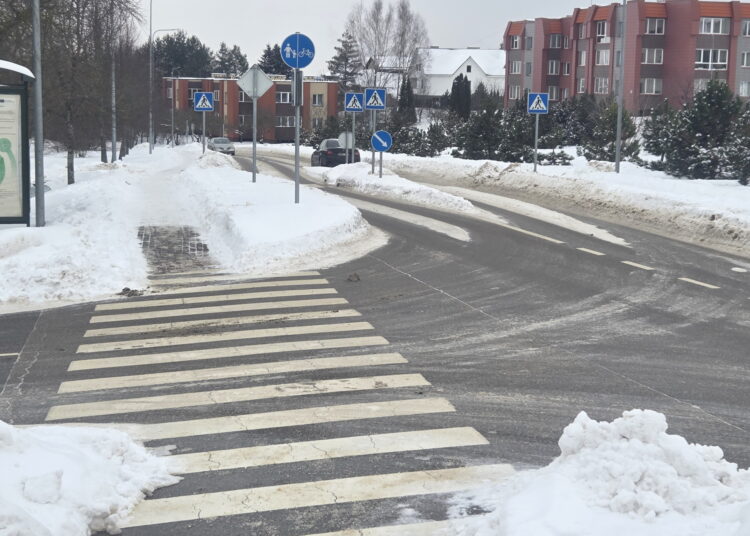 Pargriuvusią moterį automobilis be vairuotojo partrenkė šioje pėsčiųjų perėjoje.