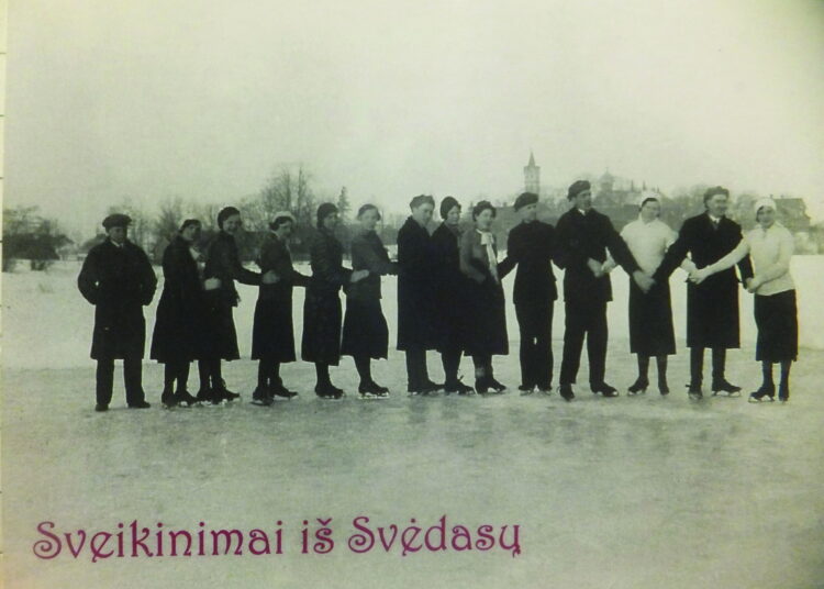 Pačiūžininkai apie 1935 metus susirinkę ant Alaušo ežero ledo. Iš dešinės aštuntas – Juozas Baskutis su legendinėmis pačiūžomis