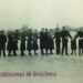 Pačiūžininkai apie 1935 metus susirinkę ant Alaušo ežero ledo. Iš dešinės aštuntas – Juozas Baskutis su legendinėmis pačiūžomis