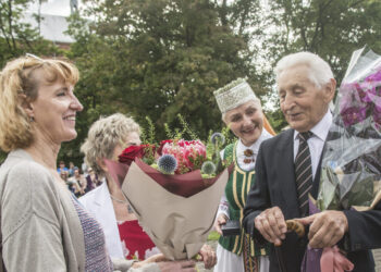 2023 metais Algimantui Dačiuliui buvo suteiktas Anykščių rajono Garbės piliečio vardas. Tuomet  A. Dačiulis kalbėjo, kad šis titulas yra vienas svarbiausių jo gyvenime. Garbės pilietį sveikina Anykščių rajono vyriausioji architektė Daiva Gasiūnienė.
