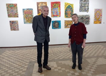 Menininkas Rimantas Čekanavičius – Ukmergės „Vilkamirgės“ galerijoje, parodos „Maži taškeliai Visatoje“ atidarymo metu.     				   Aknystos socialinės globos namų nuotr.