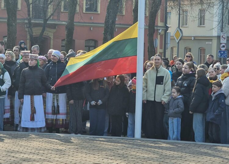 Lietuvos nepriklausomybės atkūrimo dieną Anykščiuose, prie paminklo Laisvei, skambėjo giesmės ir kilo Lietuvos vėliava.