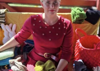 Evelina Malinauskienė šiuo metu mezga drabužėlius, pledukus neišnešiotiems naujagimiams. Šie mezginiai keliaus Santarų klinikose augantiems mažyliams.