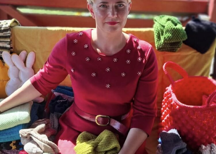 Evelina Malinauskienė šiuo metu mezga drabužėlius, pledukus neišnešiotiems naujagimiams. Šie mezginiai keliaus Santarų klinikose augantiems mažyliams.