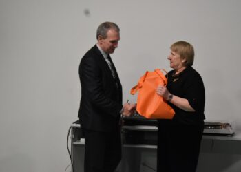 Už renginį dr. Arvydui Juozaičiui dėkojo Utenos A. ir M. Miškinių viešosios bibliotekos direktorė Vida Garunkštytė. A. ir Miškinių bibliotekos nuotraukos.