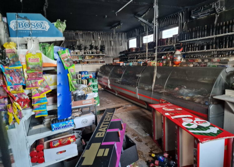 Anykščių rajono vartotojų kooperatyvo valdybos pirmininkė Rita Kripaitienė „Anykštai“ sakė, kad po gaisro iš parduotuvėje buvusių prekių tinkamų pardavimui neliko – dalis prekių, kurias dar galima naudoti, buvo perduotos Maisto bankui, o didžioji dalis – utilizuota. Utilizuotos ir ištisos alkoholinių gėrimų lentynos.
„Parduotuvėje esantis turtas buvo draustas, tačiau mes vis tiek patyrėme didelius nuostolius“, – „Anykštai“ sakė R. Kripaitienė. Pasak kooperatyvo vadovės, Raguvėles parduotuvė suniokota praėjus vos pusmečiui po remonto – patalpos tik praėjusią vasarą buvo kapitaliai suremontuotos.  
Priminsime, jog parduotuvė buvo padegta sausio 24-osios naktį, išdaužus stiklą. R. Kripaitienė „Anykštai“ sakė, jog padegėjai šalia pastato paliko ir didžiulį akmenį, kuriuo stiklas buvo iškultas.
Policija dėl padegimo atlieka ikiteisminį tyrimą. Anykščių rajono vartotojų kooperatyvas informacijos apie šio tyrimo eigą neturi.