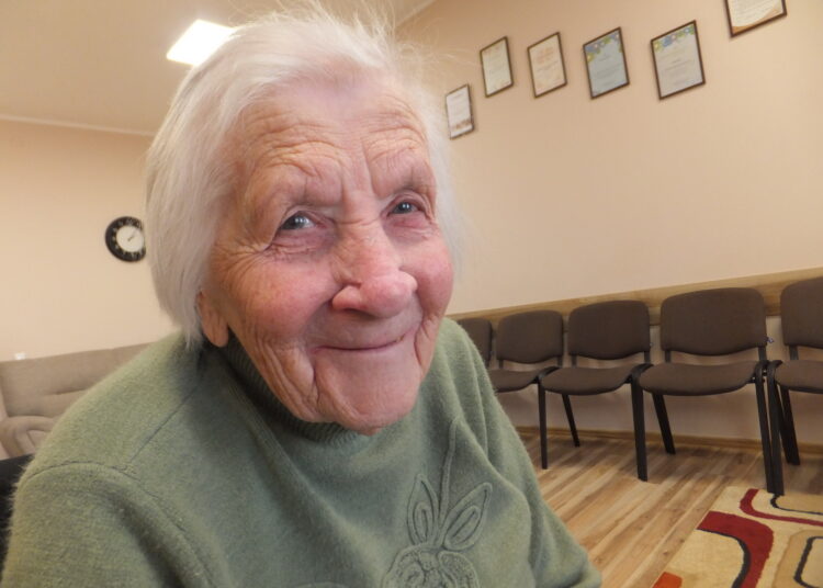 Janina Vaiginytė-Kacilevičienė gerai prisimena vaikystės dienas nūnai išnykusiame Varniškių kaime. 	          Autoriaus nuotr.