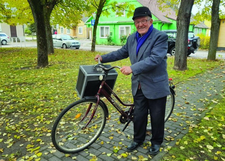 Kaip laidoje „Pasas meluoja“ – būtent taip galima pasakyti apie greitai 90 metų jubiliejų švęsiantį Stanislovą Svirską, kuris į kapelos repeticijas atvyksta dviračiu, armoniką ant vairo saugiai pasikabinęs...