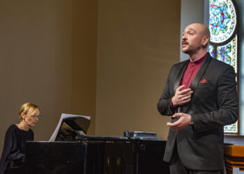 Anykštėnai ir svečiai negailėjo plojimų konkurso nugalėtojui, Lietuvos muzikos ir teatro akademijos magistrantūros antro kurso studentui, profesorės Astos Krikščiūnaitės auklėtiniui Klaudijui Zajančkauskui. Koncertmeisterė Rūta Blaškytė. Autoriaus nuotr.