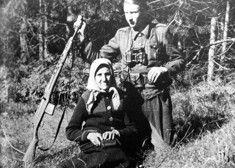 Partizanas Albinas Milčiukas-Tigras su mylima Motinėle.