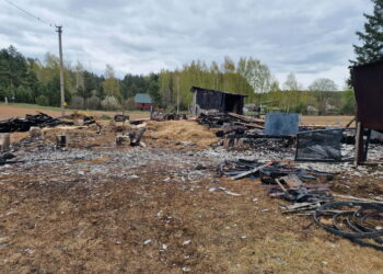 Liudiškių kaime ūkinis pastatas virto degėsiais.