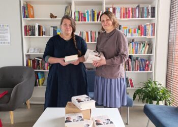 Akcijos iniciatorė Eglė Grigaliūnienė ir Anykščių L. ir S. Didžiulių viešosios bibliotekos direktorė Jurgita Bugailiškienė. Nuotrauka iš Anykščių bibliotekos feisbuko.