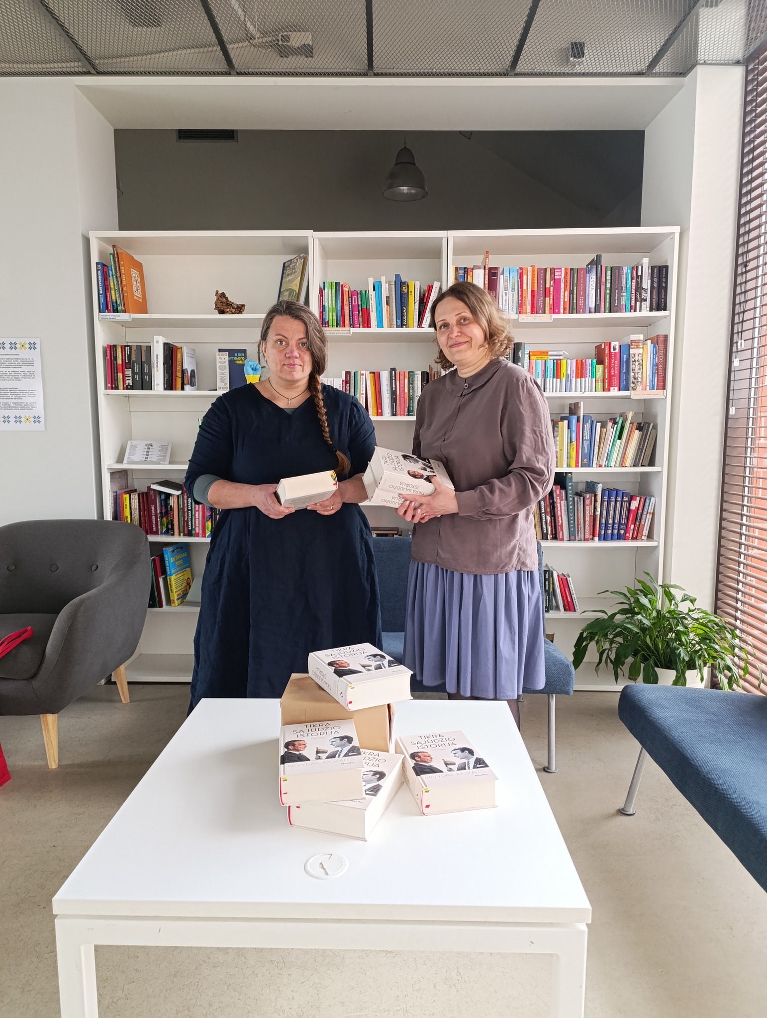 Akcijos iniciatorė Eglė Grigaliūnienė ir Anykščių L. ir S. Didžiulių viešosios bibliotekos direktorė Jurgita Bugailiškienė. Nuotrauka iš Anykščių bibliotekos feisbuko.