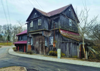 Vienas iš Skiemonių esminių objektų – buvęs malūnas. Prieš gerą dešimtmetį jį nusipirko Lietuvos nacionalinio dramos teatro generalinis direktorius Martynas Budraitis.