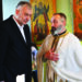 Vienuolis kunigas Jeremija Jurčenka ir ukrainiečių karo pabėgėlių globėjas Virginijus Strolia turėjo apie ką pasikalbėti.