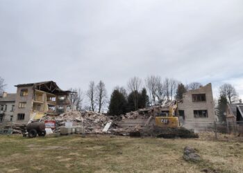 Taip griaunamas bendrabutis atrodė ketvirtadienio, balandžio 16 dienos, rytą.