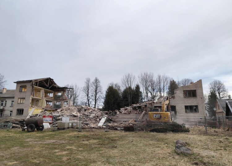 Taip griaunamas bendrabutis atrodė ketvirtadienio, balandžio 16 dienos, rytą.