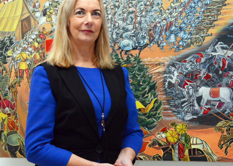 Dailininkė L.Tubelytė-Kriukelienė tikisi, kad jos paveikslai istorine tema skatina žmones, ypač jaunimą, didžiuotis savo valstybe ir ją kūrusiomis asmenybėmis. Asmeninio albumo nuotr.