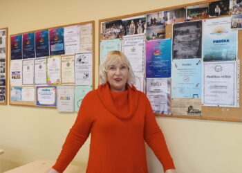 Troškūnų K. Inčiūros gimnazijos muzikos mokytoja Janina Čerkauskienė sakė, kad visos padėkos, pagyrimo raštai, diplomai klasėje nebesutelpa.