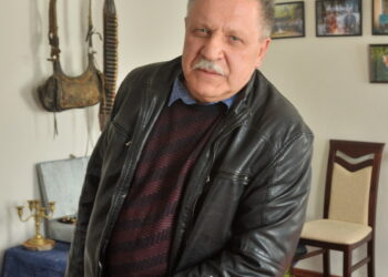 Verslininkas Zenonas Karalkevičius, iš tėvo ir iš motinos pusės turintis bajoriškas šaknis (iš tėvo pusės herbas „Dubrawa”, iš motinos – „Lodžia“), Lietuvos bajorų karališkosios sąjungos narys, gimtuosius Skiemonis gražina bajoriškais mostais: rekonstruotas visas miestelio centre esantis pastatų kompleksas, jame įkurtas muziejus, viešbutis, karčiama.