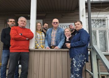 Po susitikimo - bendra Lietuvos žurnalistų sąjungos pirmininko Audrio Antanaičio, šios sąjungos nario advokato  Edmundo Budvyčio ir „Anykštos“ redakcijos darbuotojų nuotrauka.