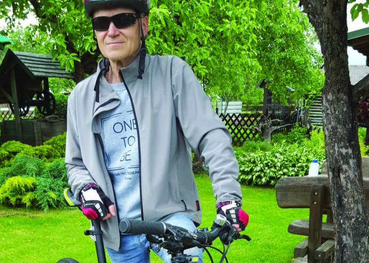 Buvusiam Anykščių rajono valdytojo pavaduotojui, 74-erių metų Juozui Ratautui su meru Kęstučiu Tubiu sporto rungtyse pasivaržyti nepavyko.  			           Asmeninio albumo nuotr.
