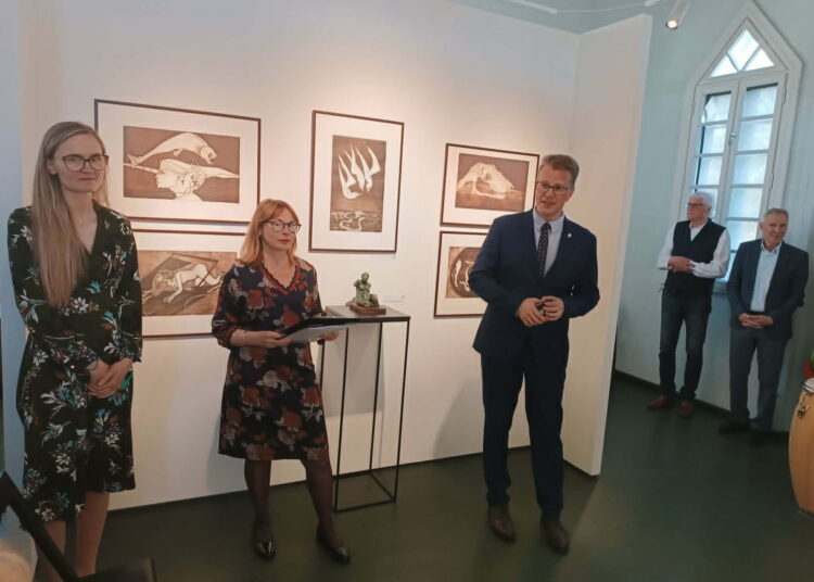 Parodą Kurklių sinagogoje pristatė Anykščių menų centro muziejininkė Justė Lotyš, Vilniaus Gaono žydų istorijos Samuelio Bako muziejaus vyr. kuratorė Ieva Šadževičienė bei Anykščių menų centro direktorius Tomas Tuskenis.