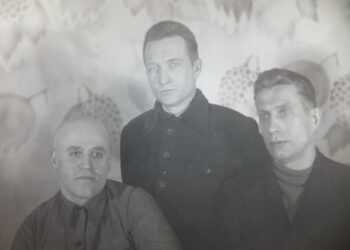 Juozas Kriaučiūnas (dešinėje) Sibiro lageriuose su likimo draugais.              Nuotraukos iš albumo.