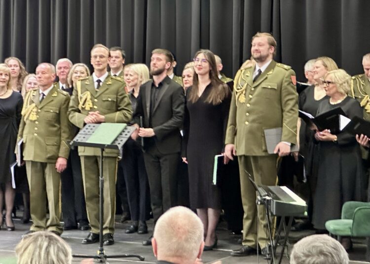 Koncerte pasirodė Lietuvos kariuomenės Vilniaus įgulos karininkų ramovės vyrų choras „Aidas" ir Anykščių choras „Šilelis". Laimo FERGIZO nuotraukos.