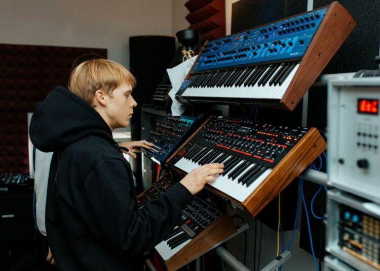 Muzikos prodiuseris ir didžėjus Simonas Činga išpopuliarėjo tuomet, kai jo kuriamą muziką pastebėjo viena Los Andželo įrašų kompanija.