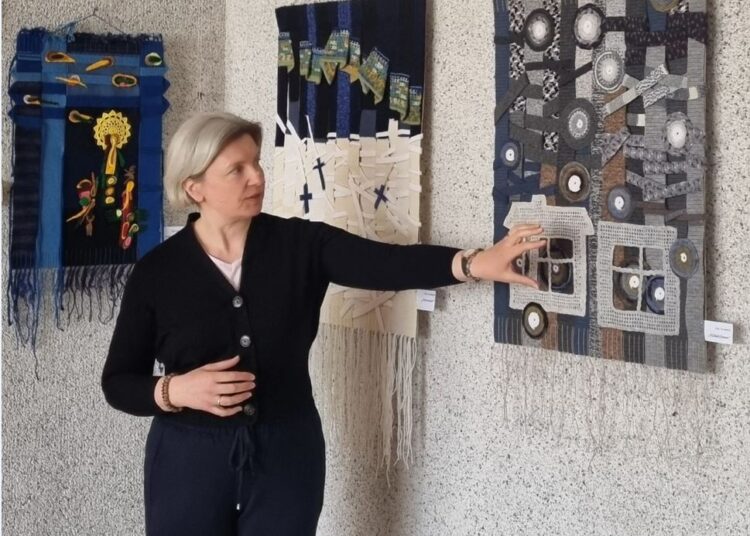 Menininkė Eglė Jesulaitytė įtaigiai kalba apie savo kūrybą, kuri šiuo metu eksponuojama Svėdasų bibliotekos meno galerijoje.