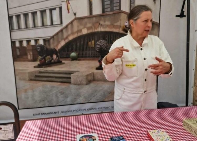 Lietuvos nacionalinės kultūros ir meno premijos laureatė Eglė Rakauskaitė buvusioje Troškūnų parduotuvėje surengė savo darbų parodą „Troškūnų pokeris 26“.