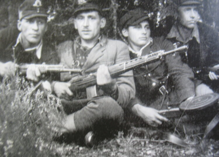 Anykščių krašto partizanai. Iš kairės: Dūmas, Šiaurys ir Debesis.