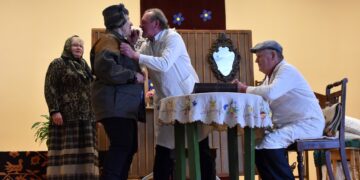 Traupio mėgėjų teatrą prieš 70 metų subūrė a. a. mokytojas Bronius Žilys, o daugiau nei penkiasdešimtmetį jam vadovauja mokytoja, buvusi ilgametė Traupio bendruomenės pirmininkė Janina Savickienė.						   	            Ramunės MUSTEIKIENĖS nuotr.