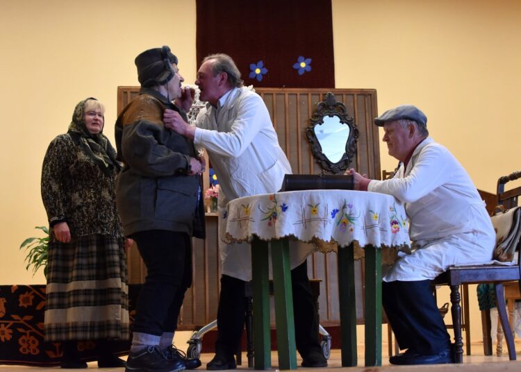 Traupio mėgėjų teatrą prieš 70 metų subūrė a. a. mokytojas Bronius Žilys, o daugiau nei penkiasdešimtmetį jam vadovauja mokytoja, buvusi ilgametė Traupio bendruomenės pirmininkė Janina Savickienė.						   	            Ramunės MUSTEIKIENĖS nuotr.
