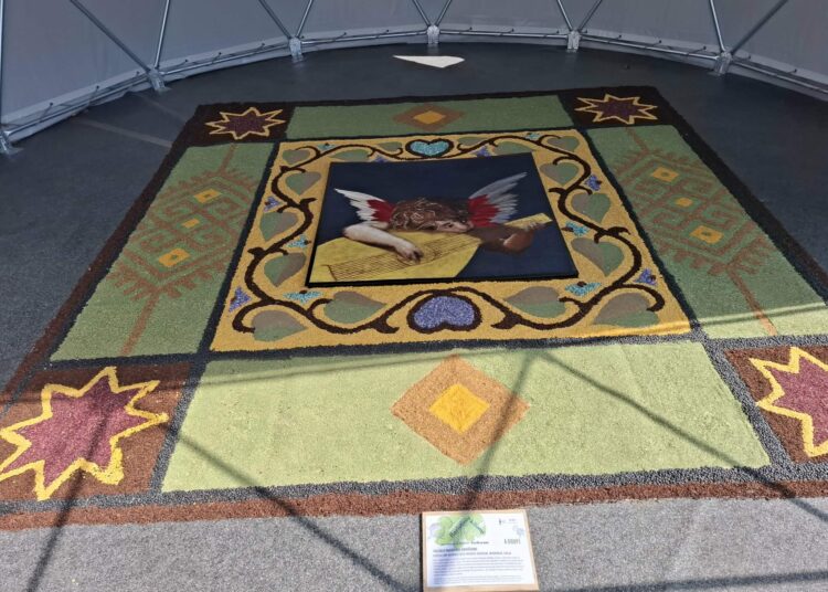 Italų komanda floristinį kilimą kūrė po stogu, Anykščių menų centro kupole.