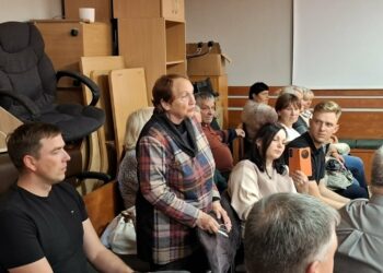 Saugodama savo sveikatą, gydytoja Angelija Baltušienė savivaldybės salę, kurioje sklido aitrus chemikalų kvapas, paliko projekto pristatymui dar nepasibaigus.