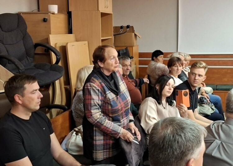 Saugodama savo sveikatą, gydytoja Angelija Baltušienė savivaldybės salę, kurioje sklido aitrus chemikalų kvapas, paliko projekto pristatymui dar nepasibaigus.