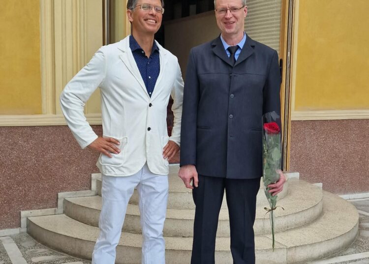 Žinia apie tai, kad buvusį bendradarbį, buvusį mero K. Tubio patarėją, žurnalistą, Pasaulio anykštėnų bendrijos narį Laimą Fergizą (kairėje) Anykščių rajono savivaldybės administracijos Kultūros skyriaus vedėja Inga Eidrigevičienė išprašė iš Koplyčioje-Pasaulio anykštėnų bendrijos centre po iškilmingo rajono Tarybos posėdžio vykusio banketo, tapo šventės vinimi. Tekstas pateko tarp skaitomiausių portalo anyksta.lt publikacijų ir sulaukė pusantro šimto komentarų. Vidmanto ŠMIGELSKO nuotr.