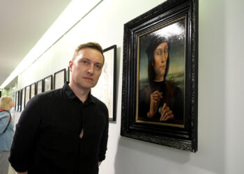 L.Petrauskui šis tėvo S.Petrausko-Bitlo tapytas autoportretas yra įspūdingiausias iš visų. Galerijos lankytojams į akis krito, kokie jie abu panašūs. A.Švelnos nuotr.