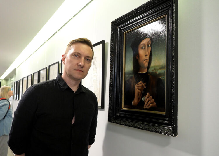 L.Petrauskui šis tėvo S.Petrausko-Bitlo tapytas autoportretas yra įspūdingiausias iš visų. Galerijos lankytojams į akis krito, kokie jie abu panašūs. A.Švelnos nuotr.