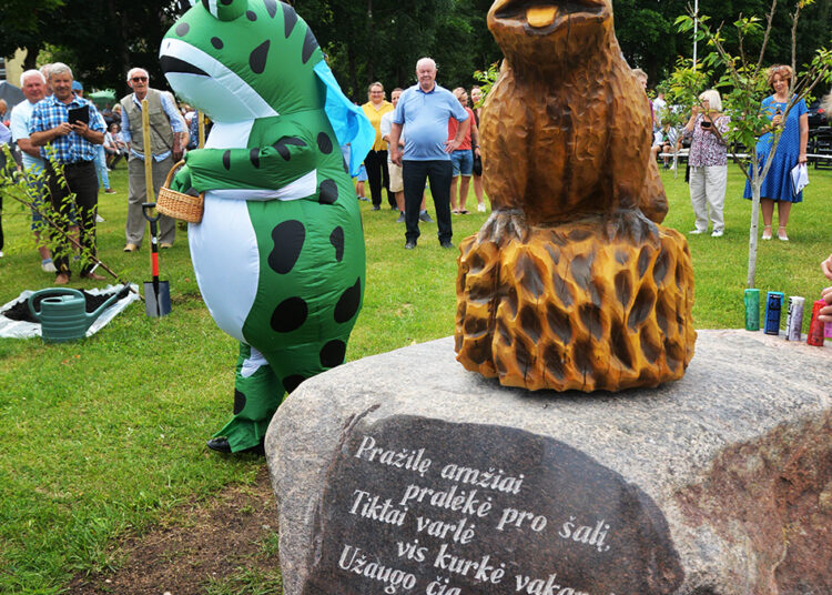 500 metų jubiliejaus proga atidengtas paminklas Varlei karalienei (aut. Evaldas Kareiva).