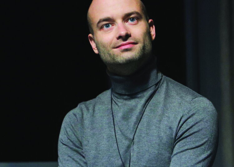 Režisierius dr. Aleksandr Špilevoj sakė, kad premjerinis spektaklis gimė bendraujant su Kurklių apylinkėse gyvenančiomis senolėmis ir stebint tamsos apgobtą Anykščių šilelį. Dainiaus LABUČIO nuotr./ELTA