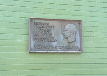 Rašytojo Antano Vienuolio namą muziejų tebeženklina 1982 metų gamybos lenta.