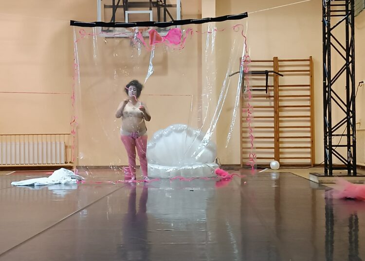 Meksikiečių klounės Gaby Munoz spektaklis „DIRT“ sutraukė pilną buvusios Traupio mokyklos sporto salę.